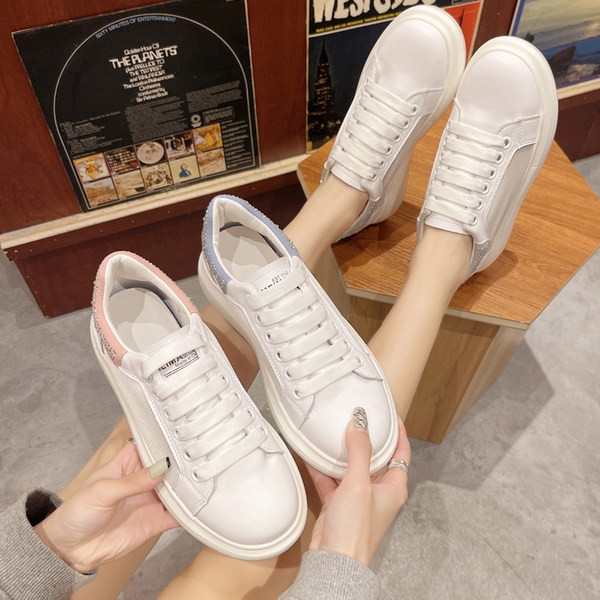 Moodsad kivikeste ja lameda tallaga vabaaja tossud