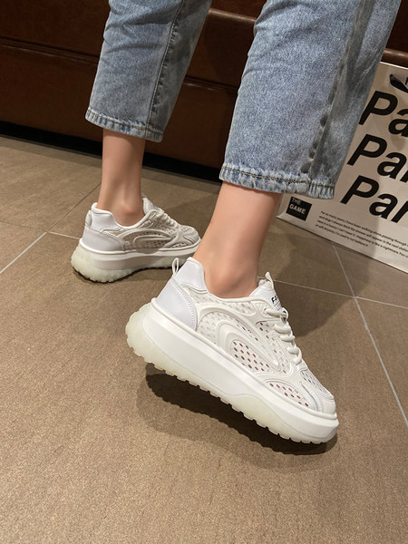 Lameda tallaga hingavad naiste suvised tossud