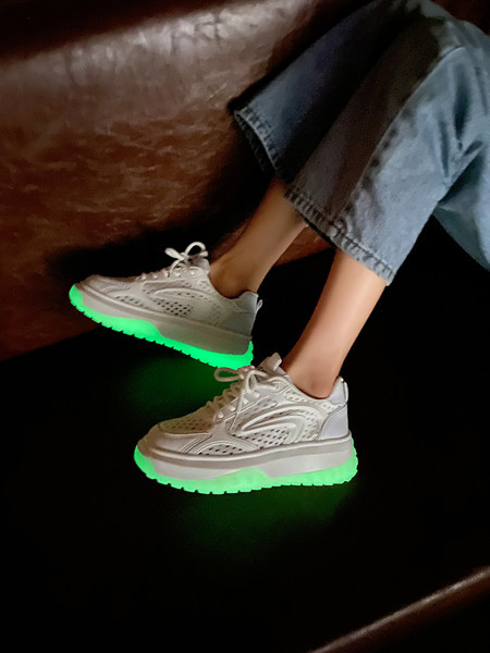 Lameda tallaga hingavad naiste suvised tossud