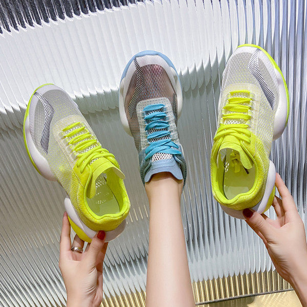 Jauns kedu modelis ar raupju zoli un krāsainām šņorēm