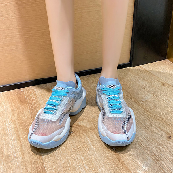 Jauns kedu modelis ar raupju zoli un krāsainām šņorēm