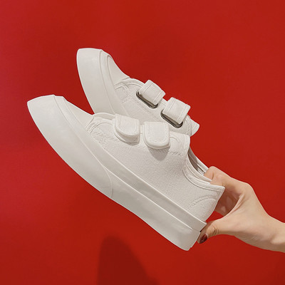 Kahes värvitoonis kleebistega naiste tekstiilist tossud