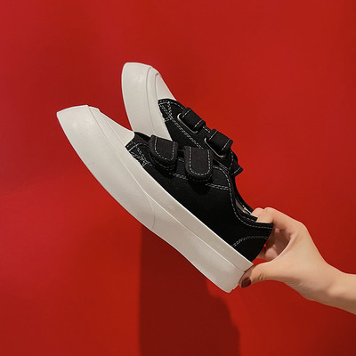 Kahes värvitoonis kleebistega naiste tekstiilist tossud