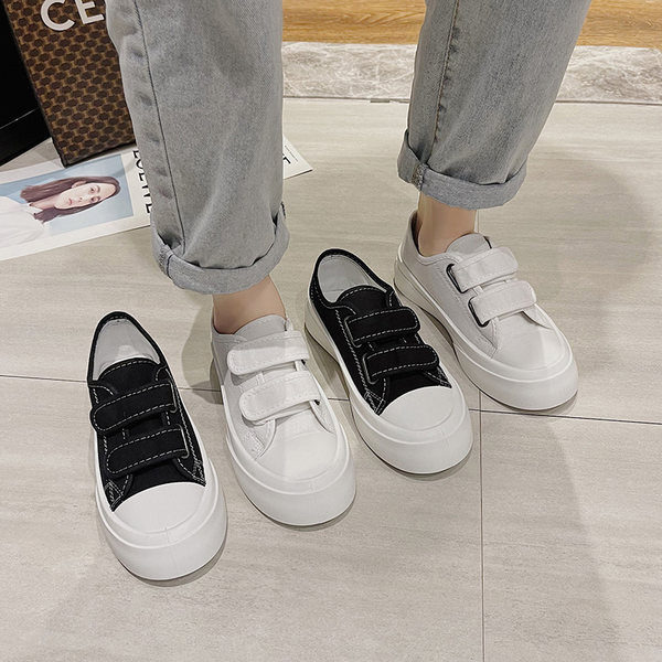 Kahes värvitoonis kleebistega naiste tekstiilist tossud