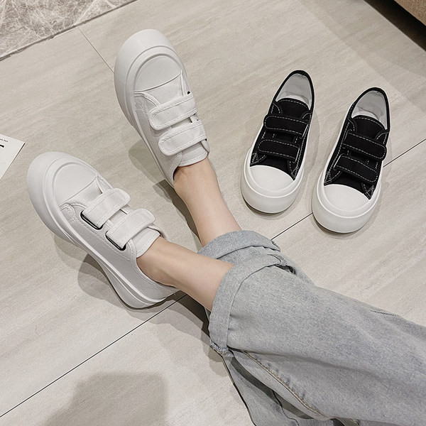 Kahes värvitoonis kleebistega naiste tekstiilist tossud