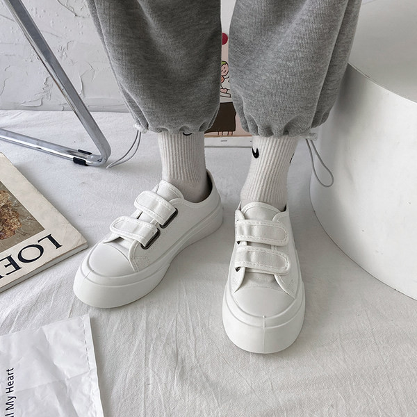 Naiste tekstiilist takjakinnitusega tossud