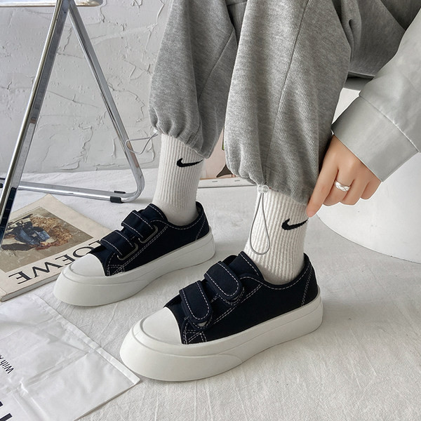 Naiste tekstiilist takjakinnitusega tossud