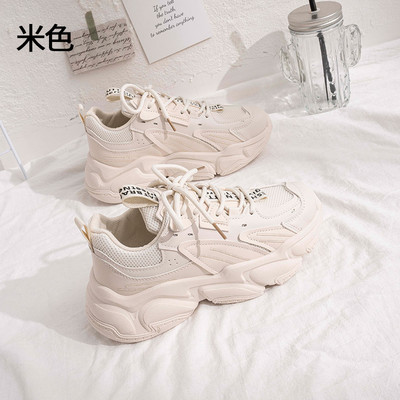 Νέο μοντέλο Γυναικεία casual αθλητικά παπούτσια από δέρμα eco με τραχιά σόλα σε μπεζ και λευκό χρώμα