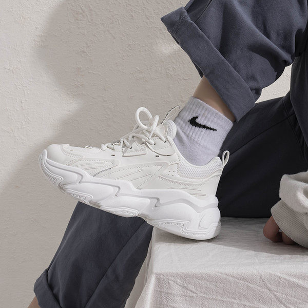 Νέο μοντέλο Γυναικεία casual αθλητικά  παπούτσια  από δέρμα eco με τραχιά σόλα σε μπεζ και λευκό χρώμα