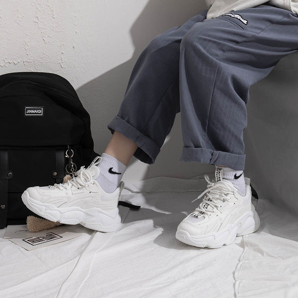 Νέο μοντέλο Γυναικεία casual αθλητικά  παπούτσια  από δέρμα eco με τραχιά σόλα σε μπεζ και λευκό χρώμα