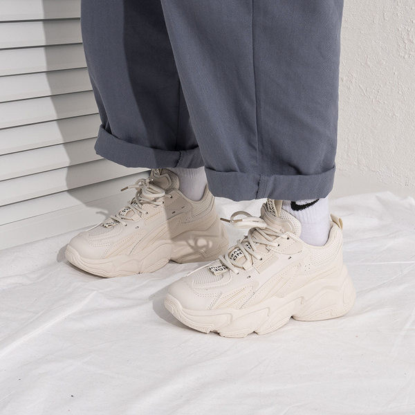 Νέο μοντέλο Γυναικεία casual αθλητικά  παπούτσια  από δέρμα eco με τραχιά σόλα σε μπεζ και λευκό χρώμα