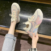 Värvilise tallaga uus hingavate naiste tossude mudel