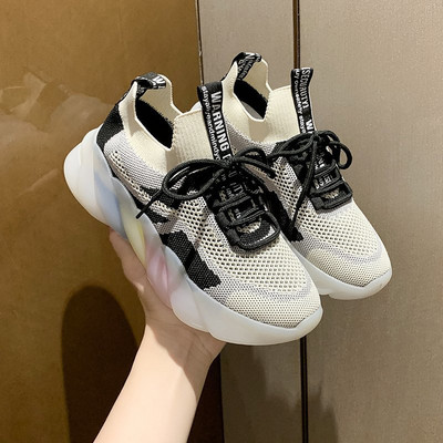 Värvilise tallaga uus hingavate naiste tossude mudel