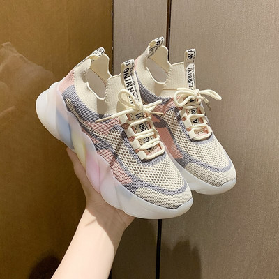 Värvilise tallaga uus hingavate naiste tossude mudel