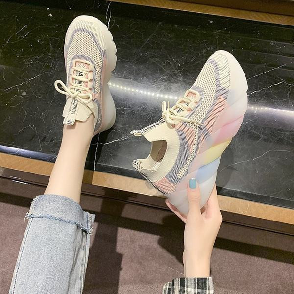 Värvilise tallaga uus hingavate naiste tossude mudel