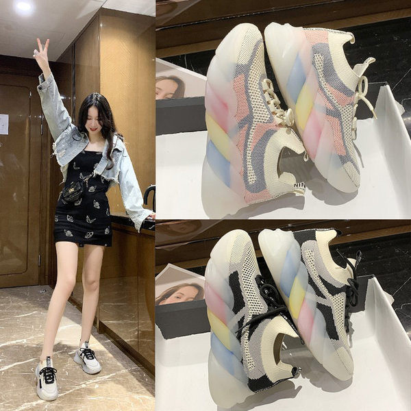 Värvilise tallaga uus hingavate naiste tossude mudel