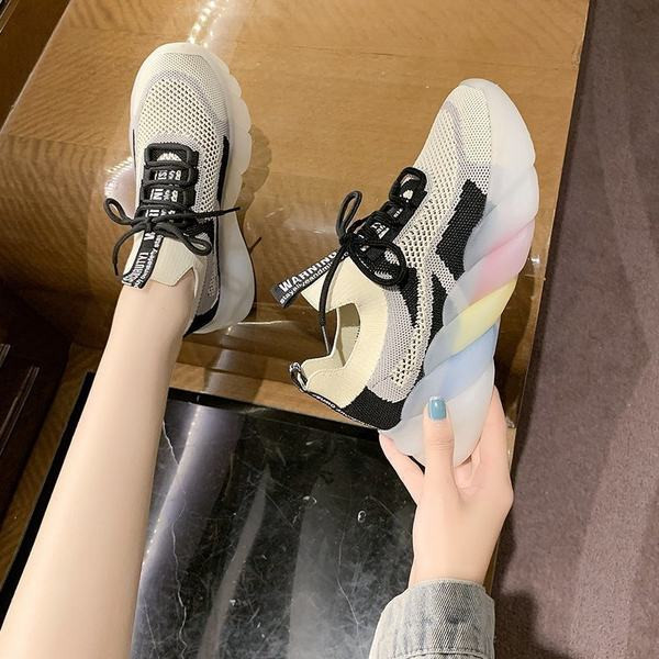 Värvilise tallaga uus hingavate naiste tossude mudel