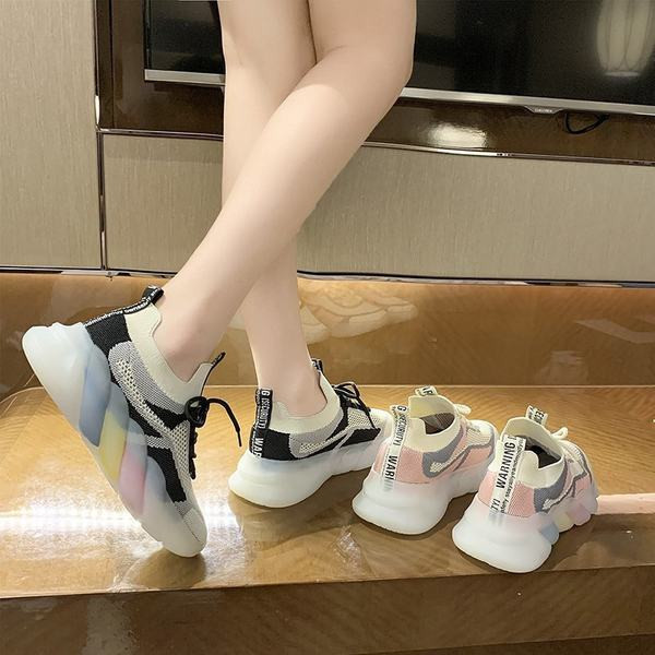 Värvilise tallaga uus hingavate naiste tossude mudel