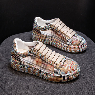 Kivide ja lameda tallaga ruudulised naiste tossud