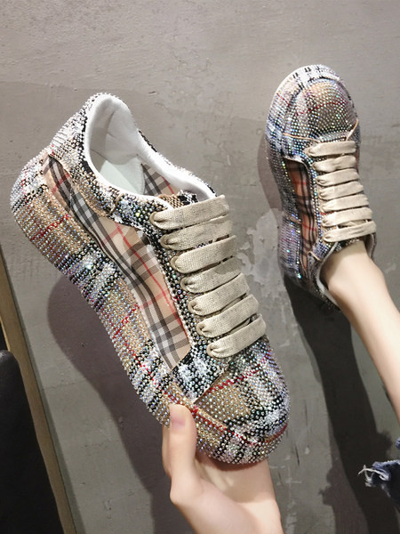 Kivide ja lameda tallaga ruudulised naiste tossud