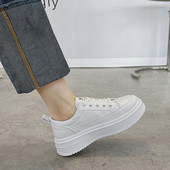 Sieviešu kedas ar mežģīnēm melnā un baltā krāsā