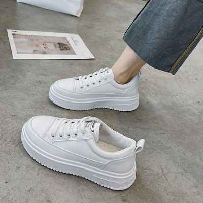 Sieviešu kedas ar mežģīnēm melnā un baltā krāsā