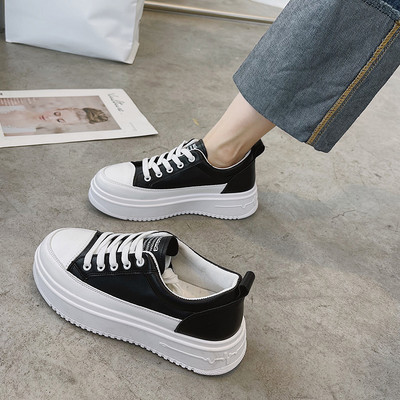 Sieviešu kedas ar mežģīnēm melnā un baltā krāsā