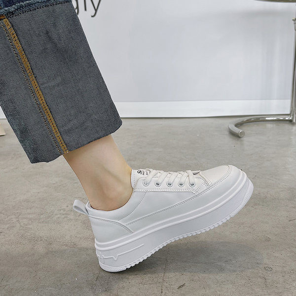 Sieviešu kedas ar mežģīnēm melnā un baltā krāsā