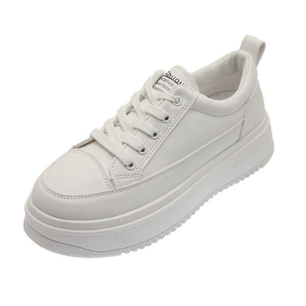 Sieviešu kedas ar mežģīnēm melnā un baltā krāsā