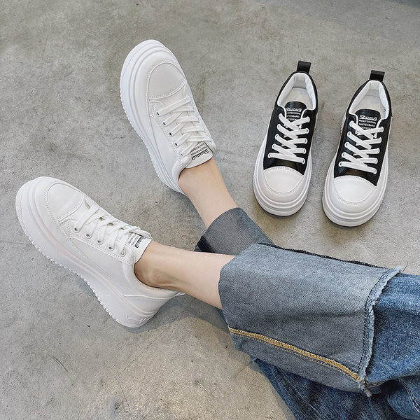 Sieviešu kedas ar mežģīnēm melnā un baltā krāsā