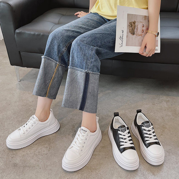 Sieviešu kedas ar mežģīnēm melnā un baltā krāsā