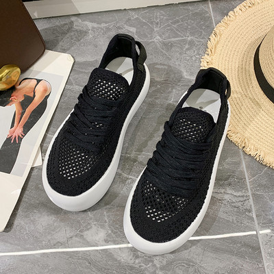 Naiste võrgust tossud lameda tallaga