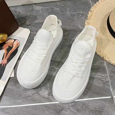 Naiste võrgust tossud lameda tallaga