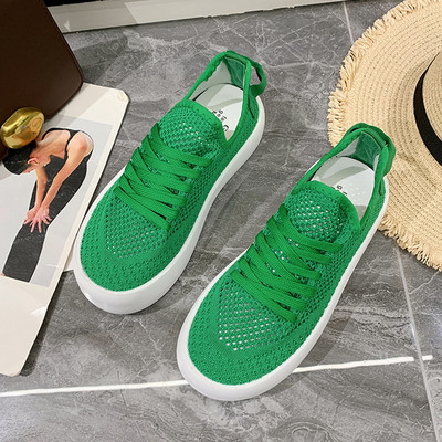 Naiste võrgust tossud lameda tallaga