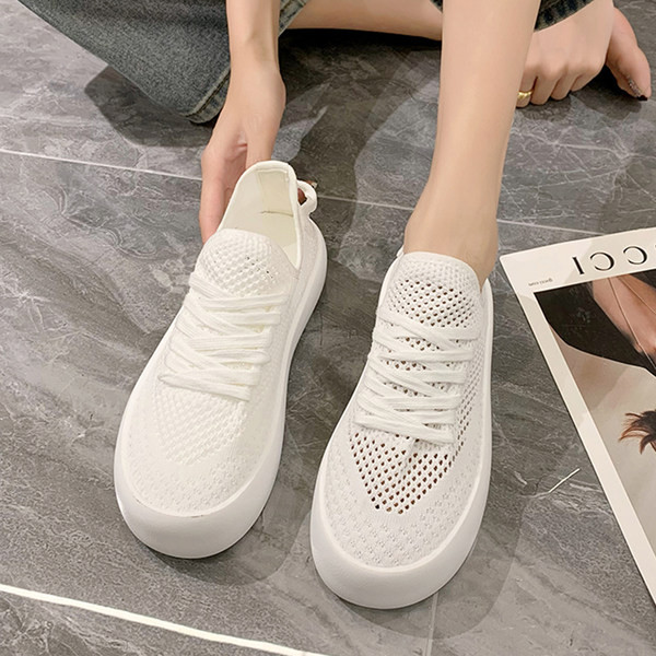 Naiste võrgust tossud lameda tallaga