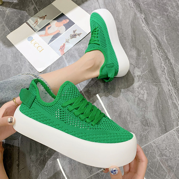 Naiste võrgust tossud lameda tallaga