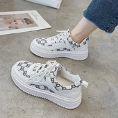 Sieviešu kedas ar mežģīnēm trīs krāsās piemērotas vasarai