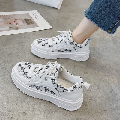 Sieviešu kedas ar mežģīnēm trīs krāsās piemērotas vasarai