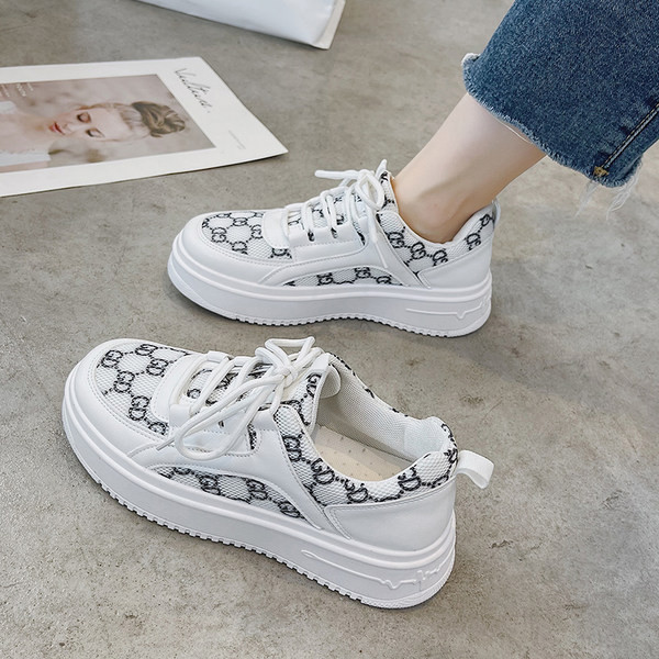 Sieviešu kedas ar mežģīnēm trīs krāsās piemērotas vasarai