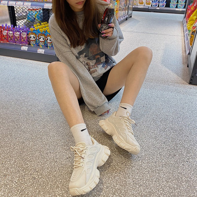 Aktuālās sieviešu kedas bēšā un melnā krāsā ar raupju zoli