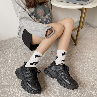 Aktuālās sieviešu kedas bēšā un melnā krāsā ar raupju zoli