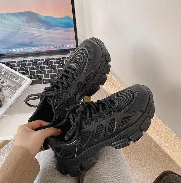 Aktuālās sieviešu kedas bēšā un melnā krāsā ar raupju zoli