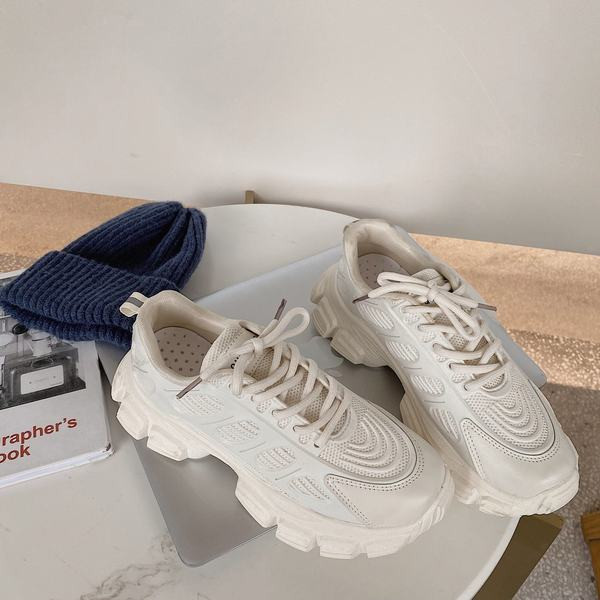 Aktuālās sieviešu kedas bēšā un melnā krāsā ar raupju zoli