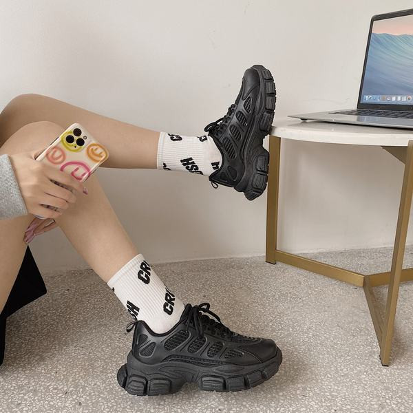 Aktuālās sieviešu kedas bēšā un melnā krāsā ar raupju zoli