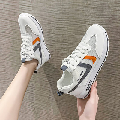 Kahes värvitoonis paelte ja lameda tallaga naiste tossud