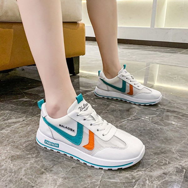 Kahes värvitoonis paelte ja lameda tallaga naiste tossud