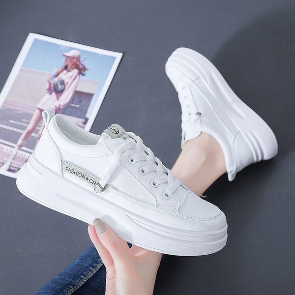 Jauns sieviešu augstpapēžu kedu modelis baltā krāsā