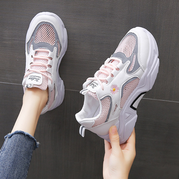 Naiste tikandiga võrgust tossud