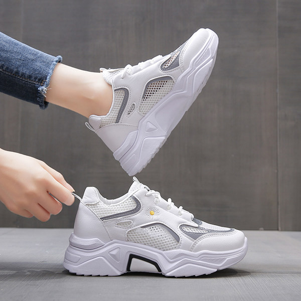 Naiste tikandiga võrgust tossud