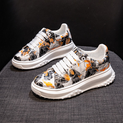 Krāsainas sieviešu kedas ar plakanām zolēm un šņorēm